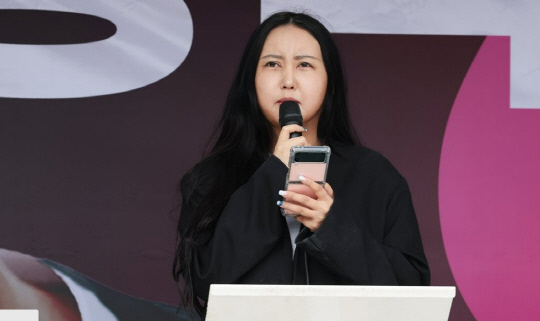 지난해 선거 유세 현장의 정유라씨. 연합뉴스